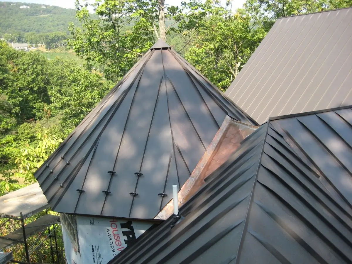 Professional Roof Tarp Installation by Craftsman Roofing in Waynita-Simonds-Norway Hill